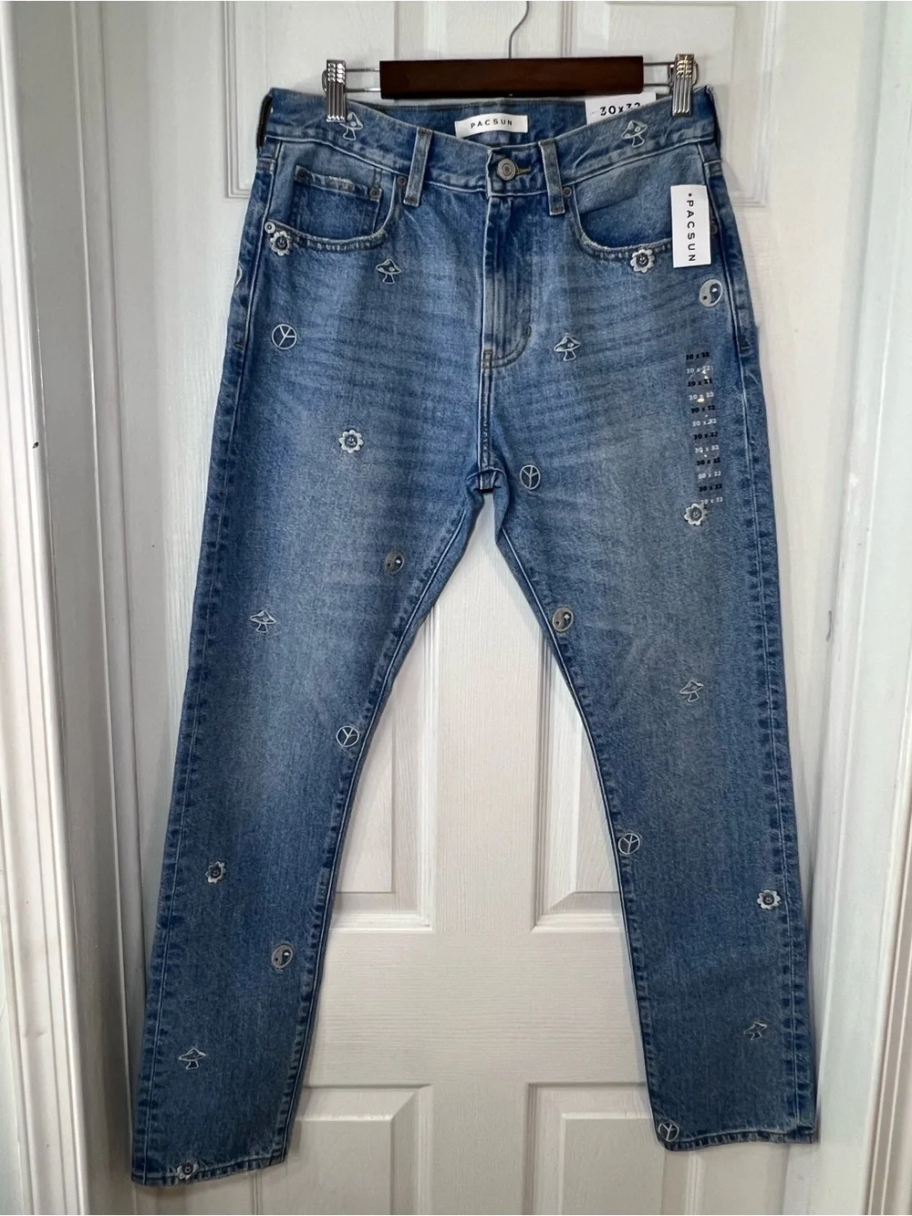 PacSun Medium Blue Embroidered Motif Jeans Slim Taper Size 30x32 NWT .